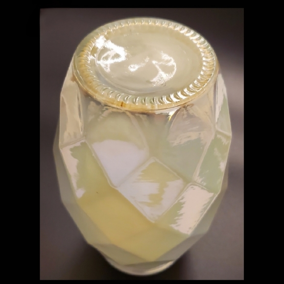 ✨️ Irredescent Pearl w/ Light Green Undertone 8 1/2" Modern Diamond Vase - Picture 6 of 10